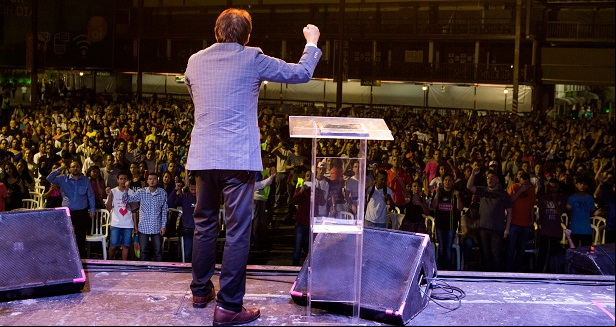 Bispo Robson Rodovalho no culto do Centro de Tradições Nordestinas. São Paulo.Foto: Gabriela Monteiro.